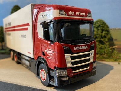 WSI WSI Scania R Highline 6x2 motorwagen met 2-as aanhanger DE VRIES HALLUM
