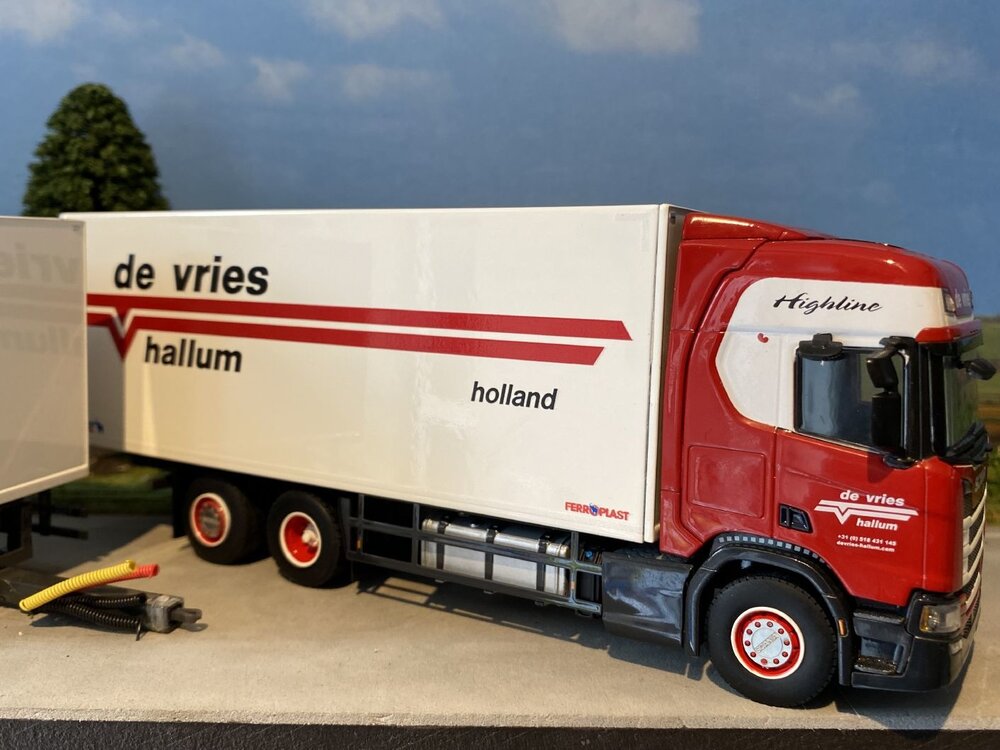 WSI WSI Scania R Highline 6x2 motorwagen met 2-as aanhanger DE VRIES HALLUM