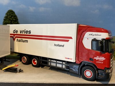 WSI WSI Scania R Highline 6x2 motorwagen met 2-as aanhanger DE VRIES HALLUM