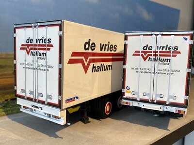 WSI WSI Scania R Highline 6x2 motorwagen met 2-as aanhanger DE VRIES HALLUM