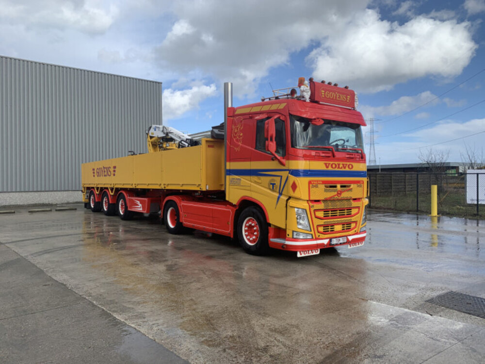 WSI WSI Volvo FH4 sleeper cab 4x2 with 3-axle brick trailer GOYENS
