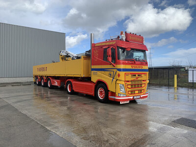 WSI WSI Volvo FH4 sleeper cab 4x2 with 3-axle brick trailer GOYENS