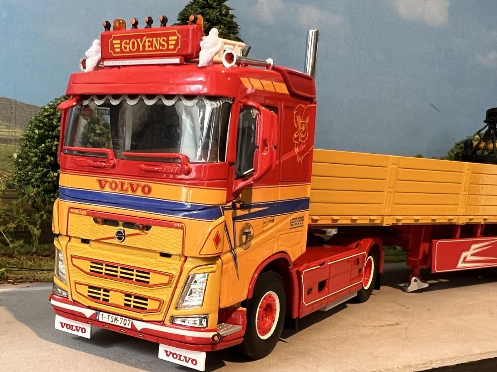 WSI WSI Volvo FH4 sleeper cab 4x2 met 3-assige stenen oplegger GOYENS