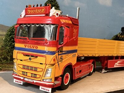 WSI WSI Volvo FH4 sleeper cab 4x2 with 3-axle brick trailer GOYENS