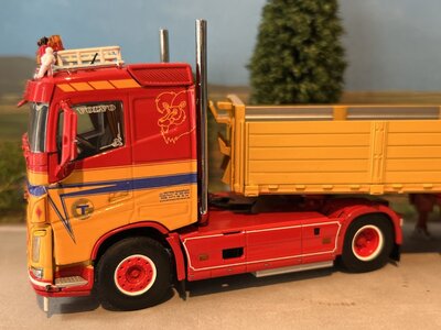 WSI WSI Volvo FH4 sleeper cab 4x2 with 3-axle brick trailer GOYENS