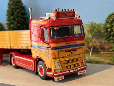 WSI WSI Volvo FH4 sleeper cab 4x2 with 3-axle brick trailer GOYENS