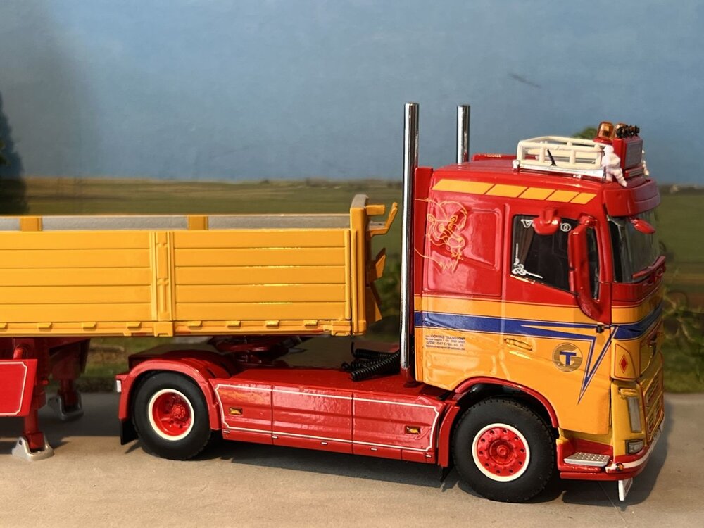 WSI WSI Volvo FH4 sleeper cab 4x2 met 3-assige stenen oplegger GOYENS