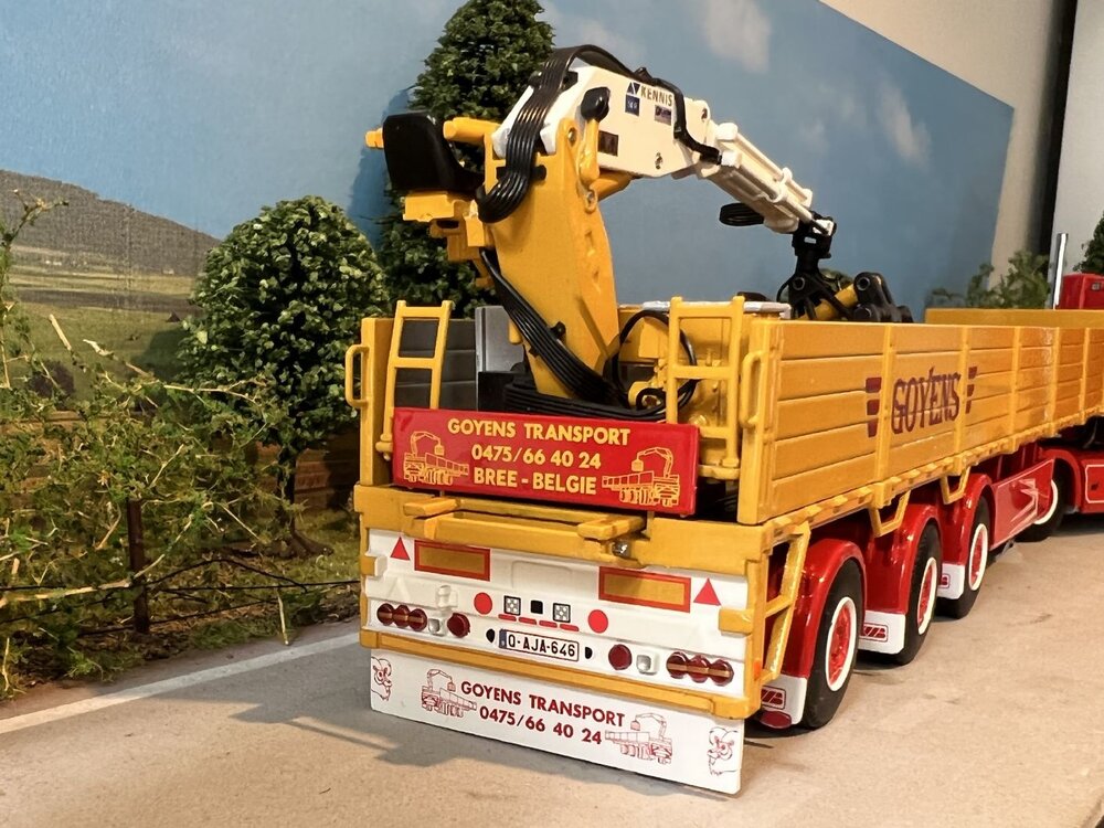 WSI WSI Volvo FH4 sleeper cab 4x2 with 3-axle brick trailer GOYENS