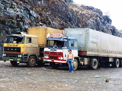 WSI WSI DAF 2600 4x2 met classic zeilen oplegger MAASTRANS