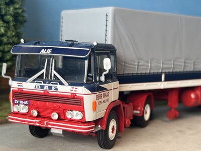 WSI WSI DAF 2600 4x2 met classic zeilen oplegger MAASTRANS