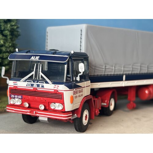WSI WSI DAF 2600 4x2 met classic zeilen oplegger MAASTRANS