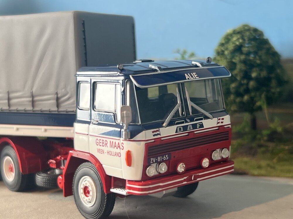 WSI WSI DAF 2600 4x2 met classic zeilen oplegger MAASTRANS