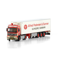 WSI Volvo F12 Globetrotter 4x2 met 3-as koeloplegger ALFRED PEDERSEN