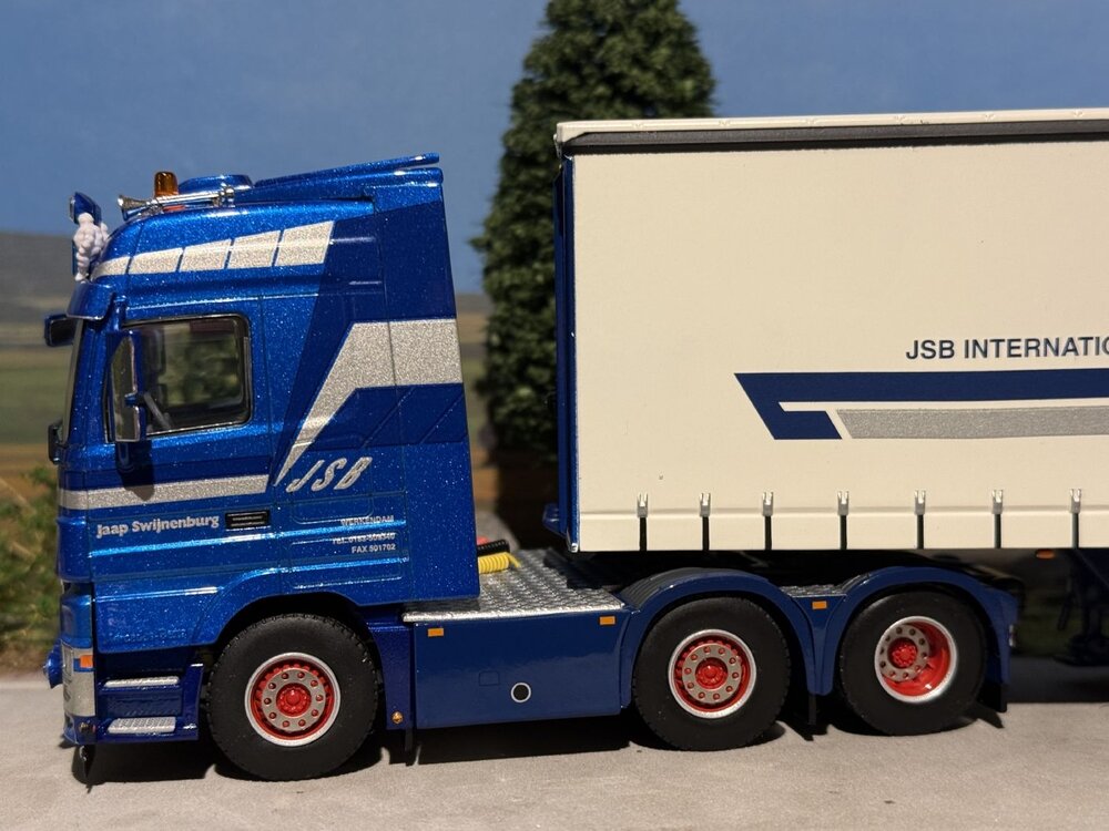 WSI WSI Mercedes- Benz Actros MP3 6x2 twin steer met 4-assige schuifzeilen oplegger JSB SWIJNENBURG