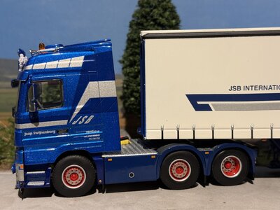 WSI WSI Mercedes- Benz Actros MP3 6x2 twin steer met 4-assige schuifzeilen oplegger JSB SWIJNENBURG