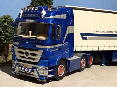 WSI WSI Mercedes- Benz Actros MP3 6x2 twin steer met 4-assige schuifzeilen oplegger JSB SWIJNENBURG