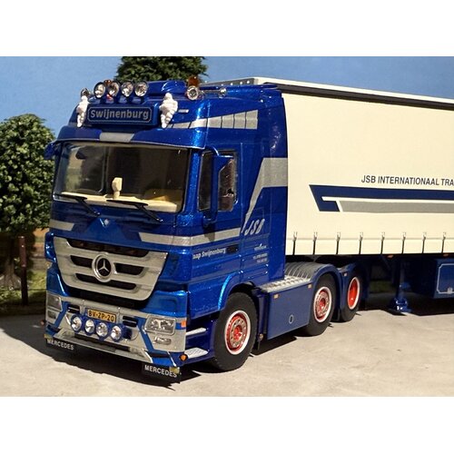 WSI WSI Mercedes- Benz Actros MP3 6x2 twin steer met 4-assige schuifzeilen oplegger JSB SWIJNENBURG