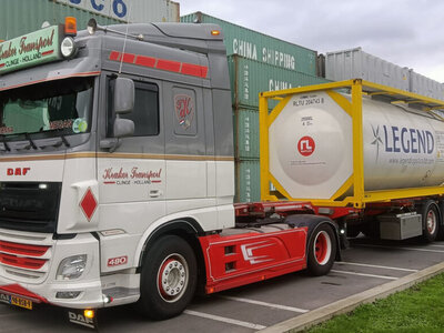 WSI WSI DAF XF Space Cab 4x2 + 3-axle container trailer with 30ft. bulkcontainer DE KRAKER