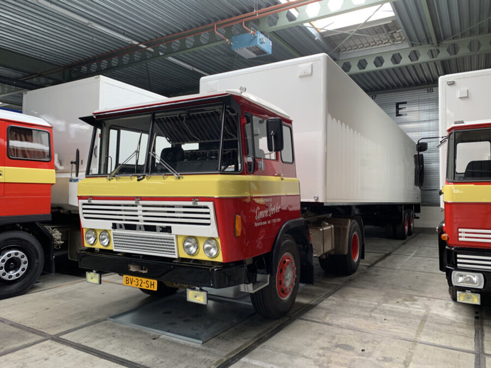 WSI WSI  DAF 2600 4x2 Classic box trailer 2-axle SIMON LOOS