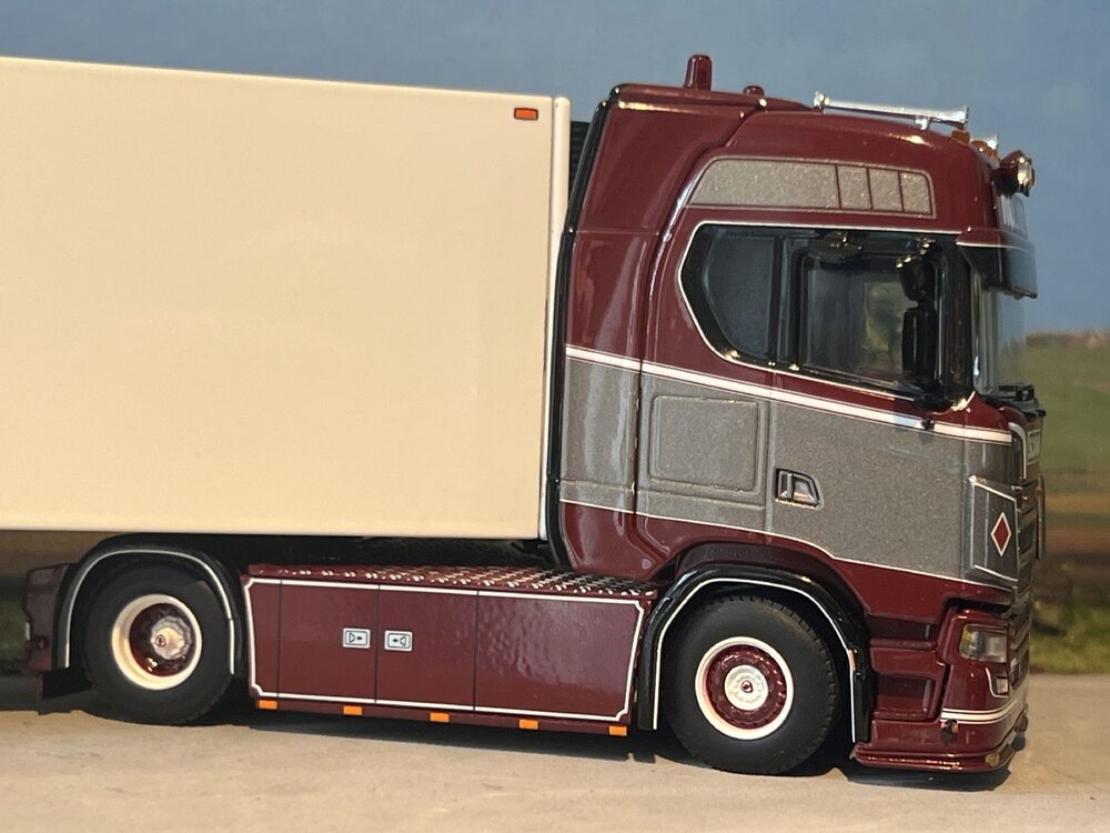 WSI WSI Scania S Highline 4x2 + 3-axle reefer trailer ROLING