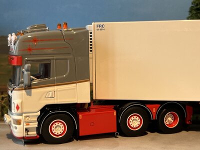WSI WSI Scania R Normal  6x2 met 3-as koeloplegger DE KRAKER