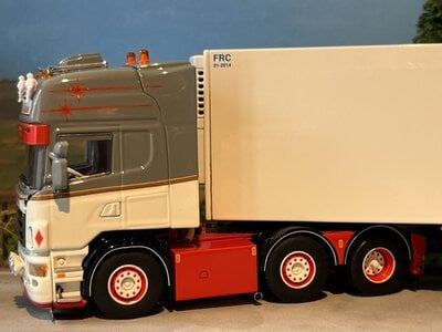 WSI WSI Scania R Normal  6X2  with 3-axle reefer trailer DE KRAKER