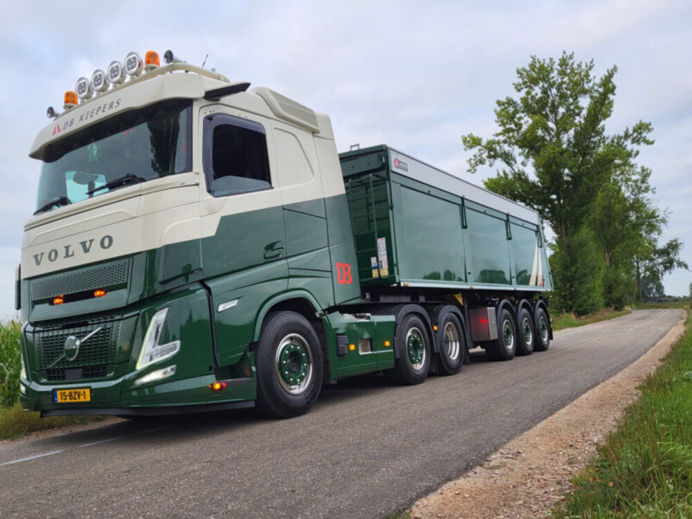 WSI WSI Volvo FH Aero Sleeper Cab  6x2 with 3-axle non steering tipper trailer DB KIEPERS