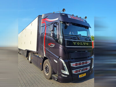 WSI WSI Volvo FH5 Globetrotter 4x2 met 3-assige veeoplegger VLASTRANS