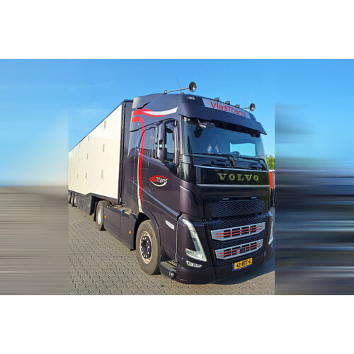 WSI WSI Volvo FH5 Globetrotter 4x2 met 3-assige veeoplegger VLASTRANS