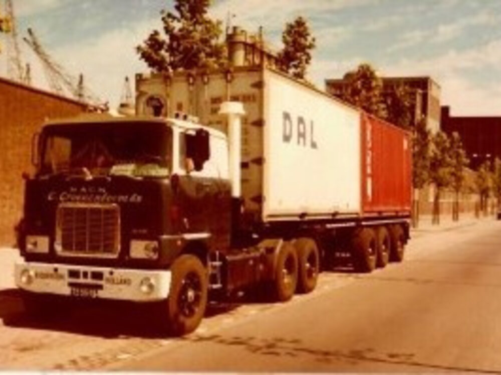 Tekno Tekno Mack F700 met klassiek container chassis met 2x 20ft container GROENENBOOM