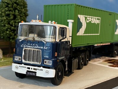 Tekno Tekno Mack F700 met klassiek container chassis met 2x 20ft container GROENENBOOM