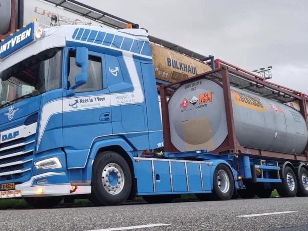 Tekno Tekno DAF XG 4x2 met kort container chassis met Swap container KEES IN'T VEEN