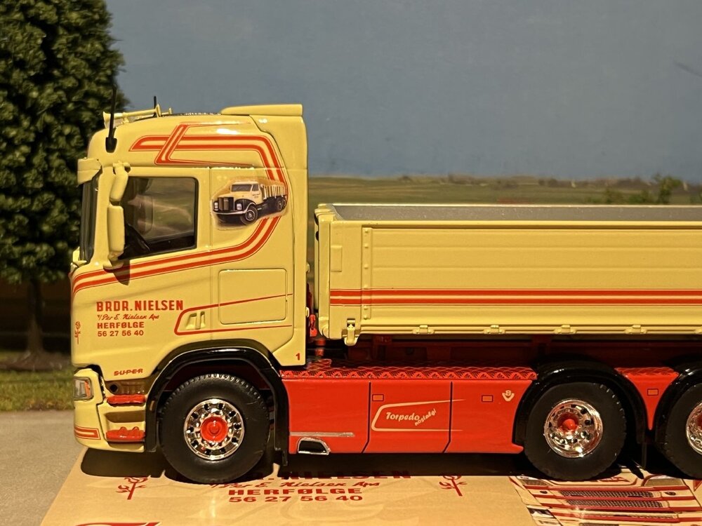 Tekno Tekno Scania Next Gen R520 8x2 NCH with container hooklift PER E. NIELSEN