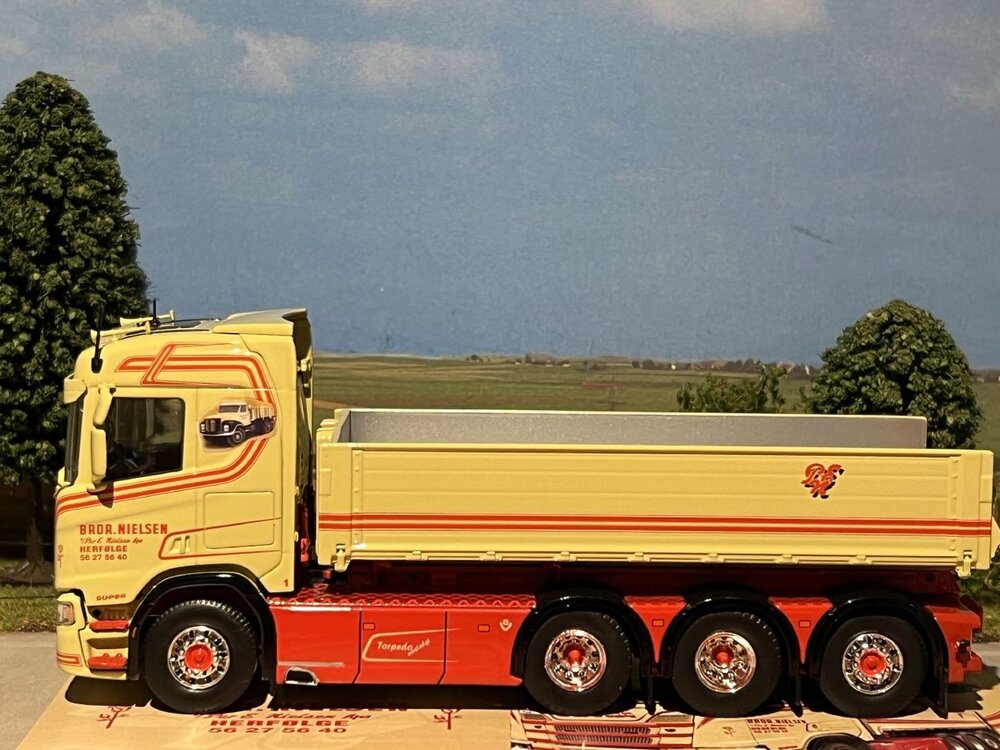 Tekno Tekno Scania Next Gen R520 8x2 NCH with container hooklift PER E. NIELSEN