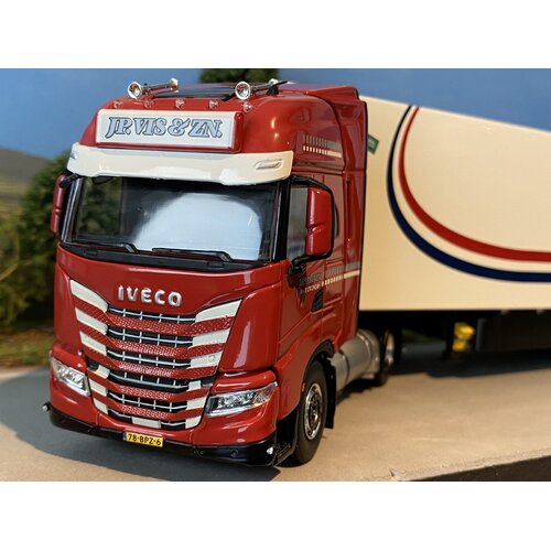 Tekno Tekno Iveco S way met 3-as Koeloplegger J.P. VIS