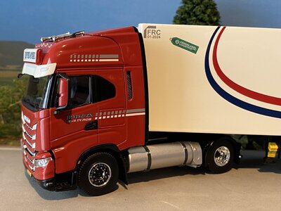 Tekno Tekno Iveco S way met 3-as Koeloplegger J.P. VIS