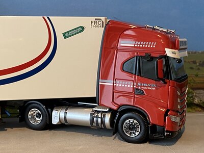 Tekno Tekno Iveco S way with 3-axle reefer trailer J.P. VIS