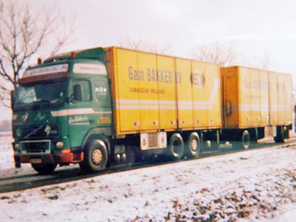 Tekno Tekno Volvo FH12 truck with with 2-axlessige trailer GAM BAKKER