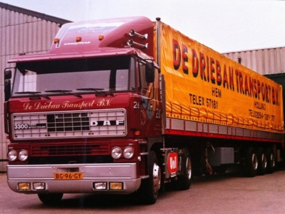 Tekno Tekno DAF 3300 met 3-axle classic tilttrailer DE DRIEBAN