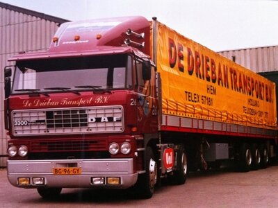 Tekno Tekno DAF 3300 met 3-axle classic tilttrailer DE DRIEBAN