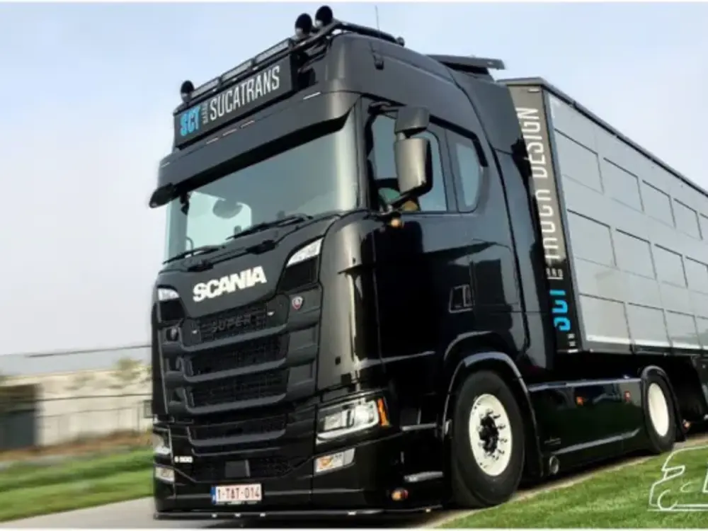 Tekno Tekno Scania S met 3-assige resin vlakke veeoplegger SUCATRANS
