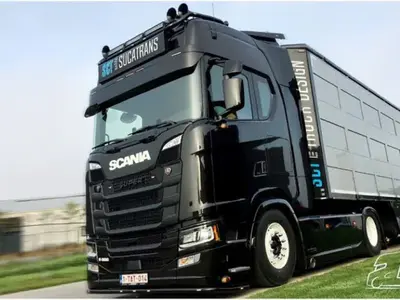 Tekno Tekno Scania S met 3-assige resin vlakke veeoplegger SUCATRANS