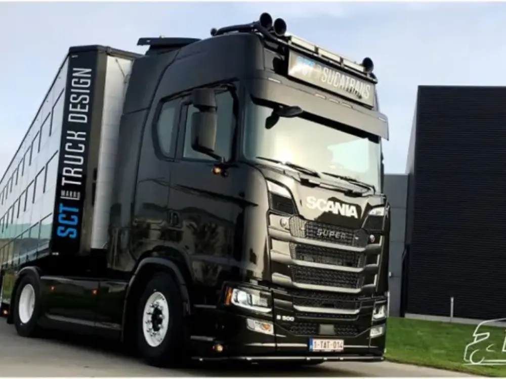 Tekno Tekno Scania S met 3-assige resin vlakke veeoplegger SUCATRANS