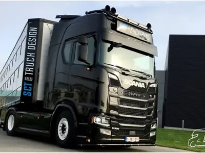 Tekno Tekno Scania S met 3-assige resin vlakke veeoplegger SUCATRANS