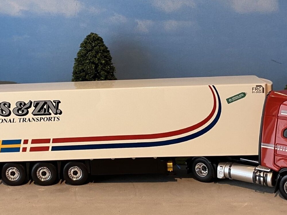 Tekno Tekno Iveco S way met 3-as Koeloplegger J.P. VIS