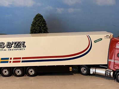 Tekno Tekno Iveco S way with 3-axle reefer trailer J.P. VIS