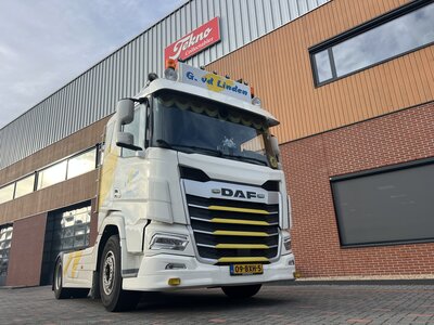 Tekno Tekno DAF XF SL 4x2 tractor with 3-axle containerchassis G. V.D. LINDEN TRANSPORT