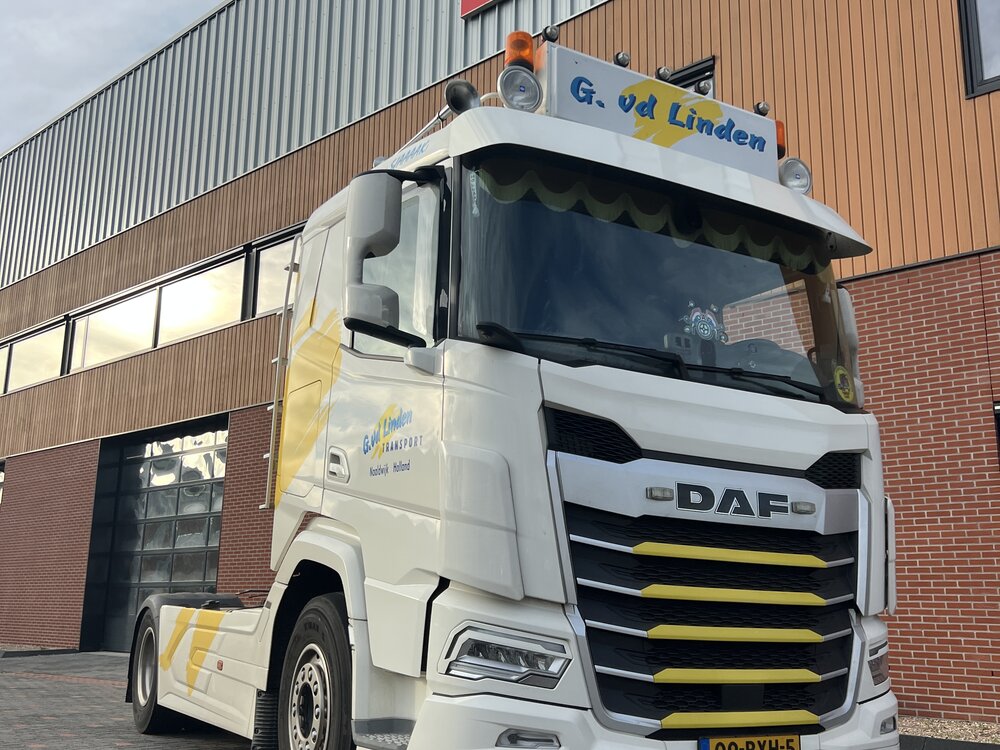 Tekno Tekno DAF XF SL 4x2 trekker met 3-assig containerchassis G. V.D. LINDEN TRANSPORT