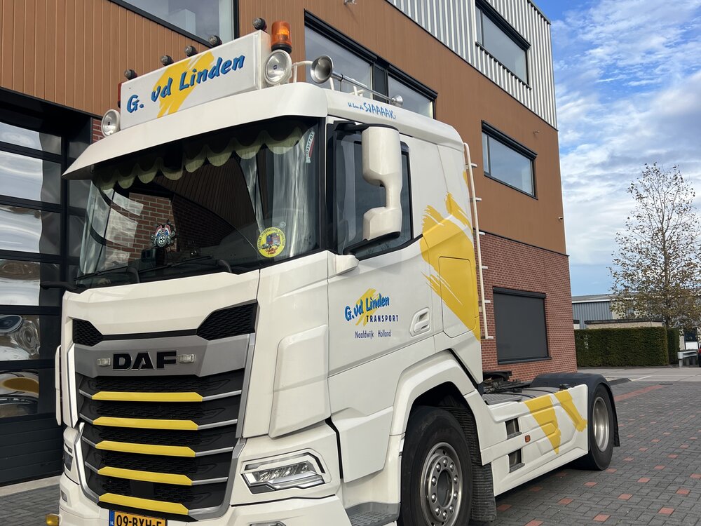 Tekno Tekno DAF XF SL 4x2 trekker met 3-assig containerchassis G. V.D. LINDEN TRANSPORT