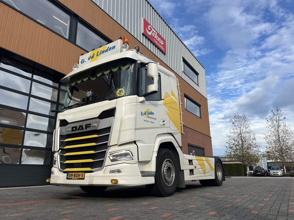 Tekno Tekno DAF XF SL 4x2 trekker met 3-assig containerchassis G. V.D. LINDEN TRANSPORT